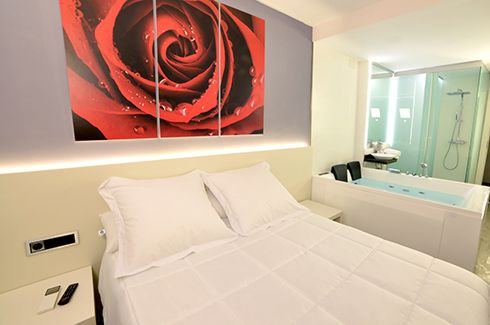 Deluxe Double Room with Whirlpool Bath 1