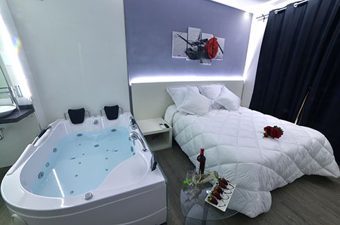 Deluxe Double Room with Whirlpool Bath 11