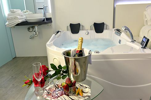Deluxe Double Room with Whirlpool Bath 16