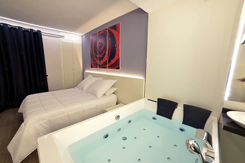 Deluxe Double Room with Whirlpool Bath 2