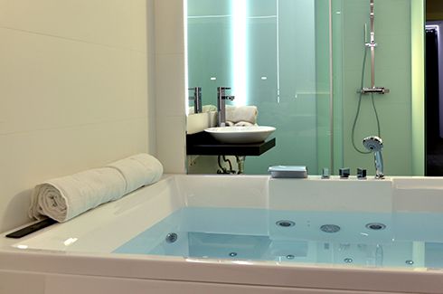 Deluxe Double Room with Whirlpool Bath 3