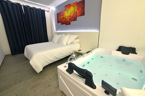 Deluxe Double Room with Whirlpool Bath 6