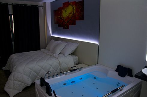 Deluxe Double Room with Whirlpool Bath 8